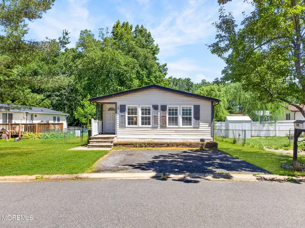 18 Short Oaks Court, Manalapan, NJ 07726