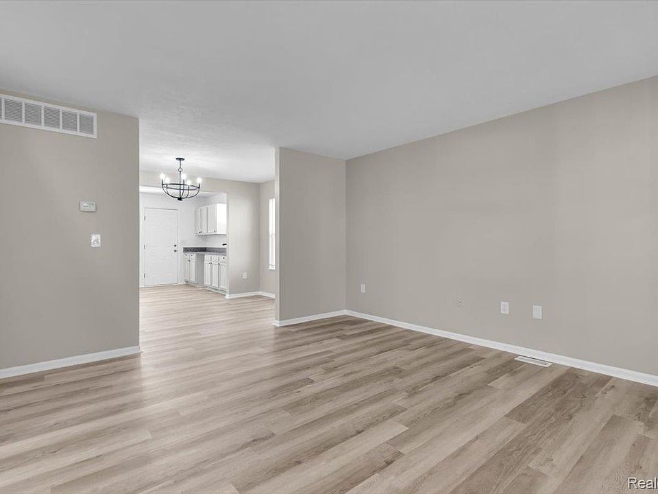 4989 Scotten St, photo 3
