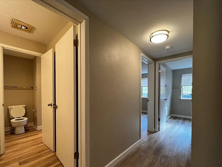 Lawn Courte Apartments at 2802 N. Narrows Drive, Tacoma, WA 98407 — Photo 14