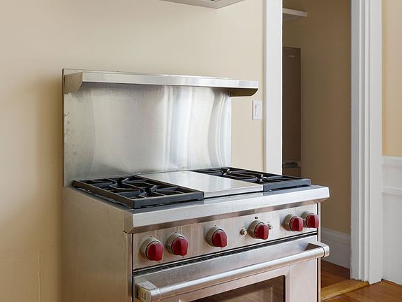 5th image of 33 Brewster St