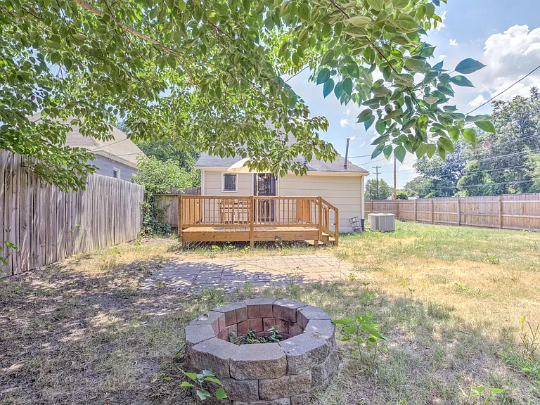 1075 Meda St — Photo 23