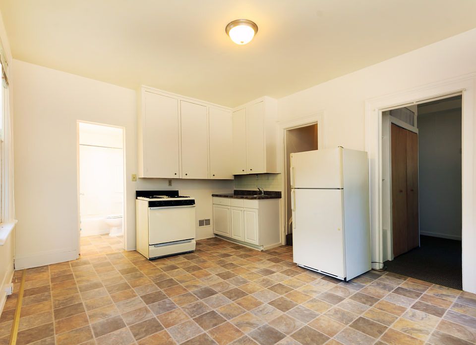2nd image of 433 W Wilson St