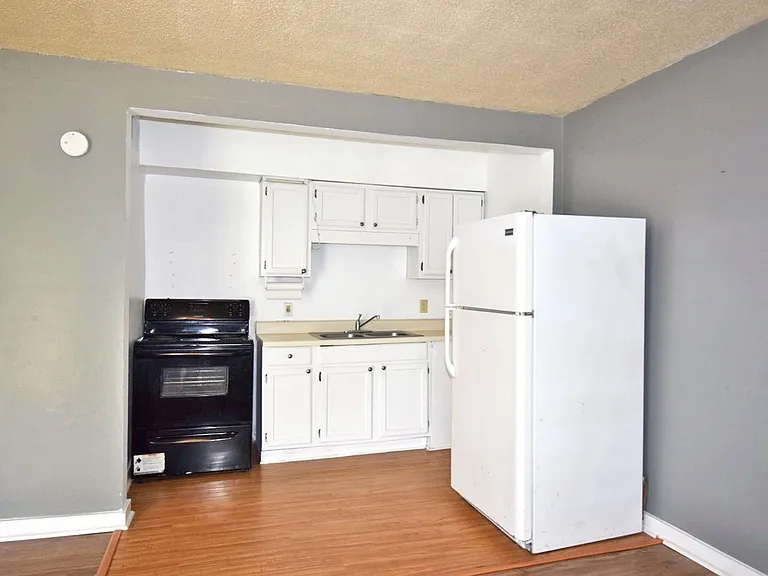 1107 Division Street — Photo 3