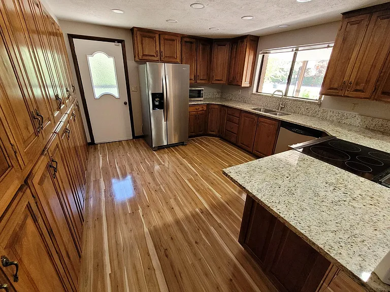 580 W Maple St — Photo 24