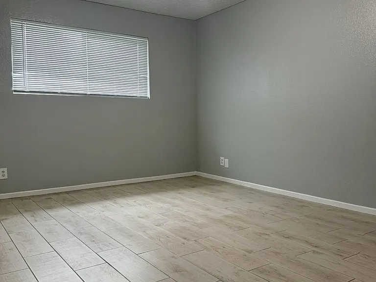 3221 Denver Ave — Photo 17