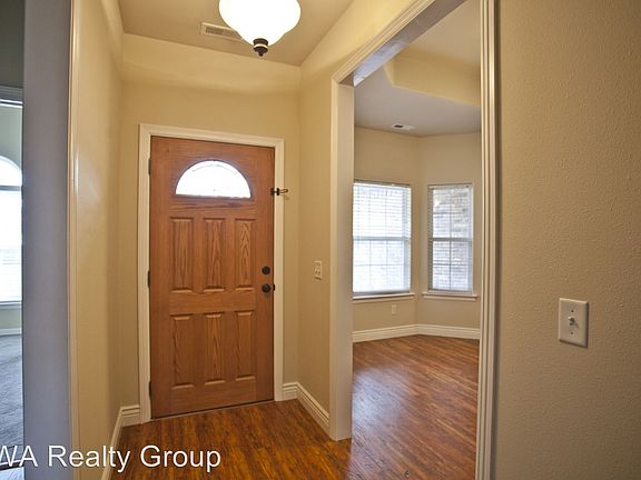 3rd image of 302 SW Glover St