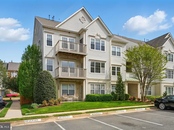 12451 Hayes Ct Unit 201, Fairfax, VA 22033