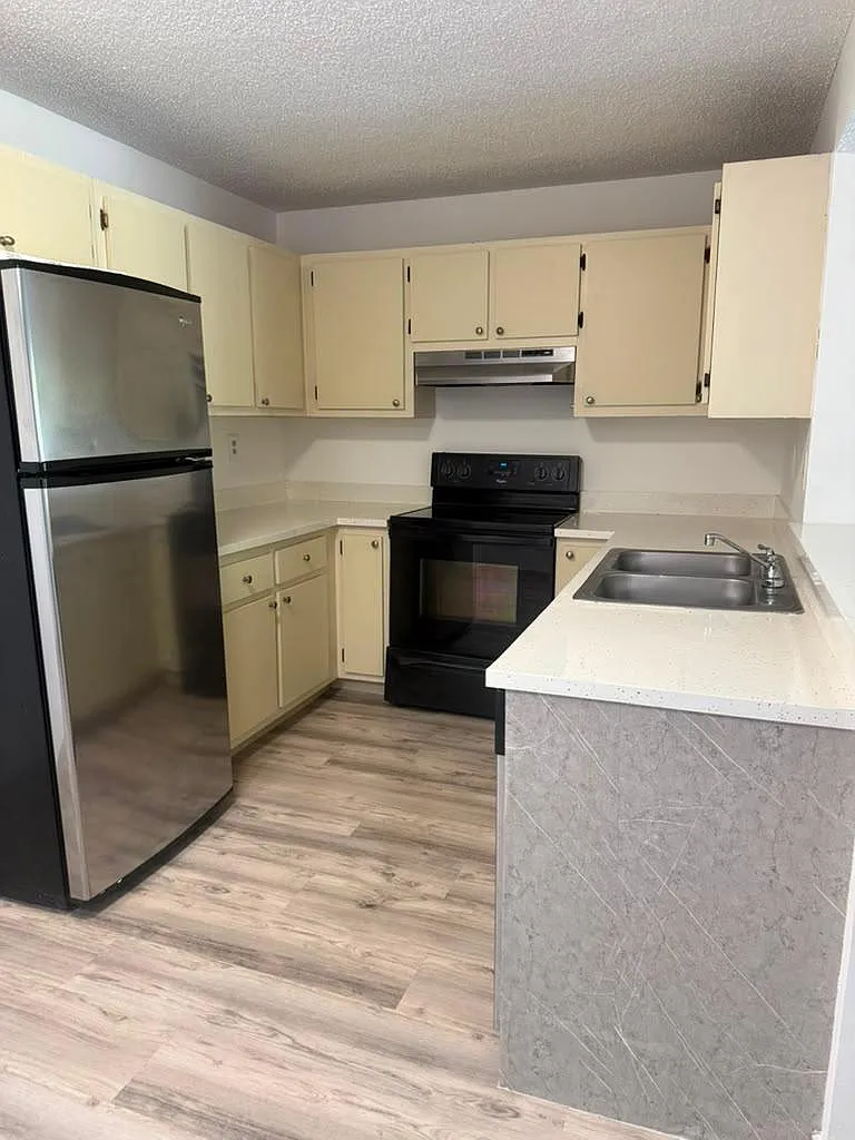 1 bed, 1.0 bath, 739 sqft, $1,799 — Photo 2
