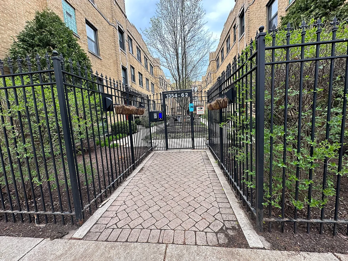 Building Photo - 1360 W Estes Ave #2N