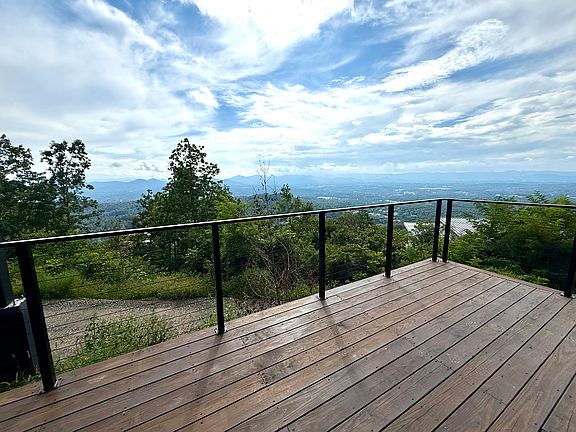 Private driveway, deck and entrance