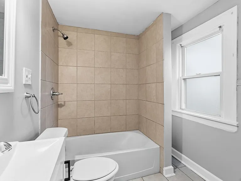 14399 Maple Ave — Photo 7