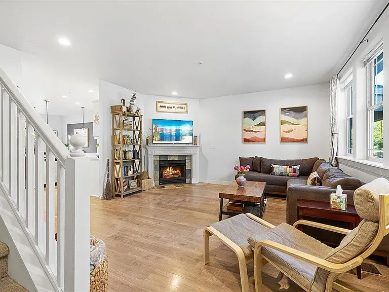2238 Abbott Ave — Photo 5