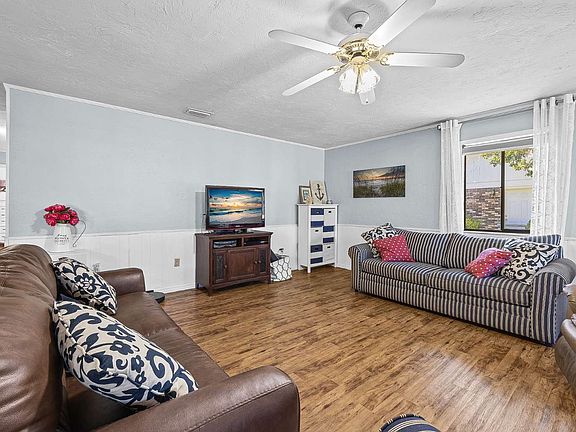 5th image of 681 SW Chapel Hill St