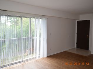 1727 Greenwood Rd APT 2B, Glenview, IL 60026