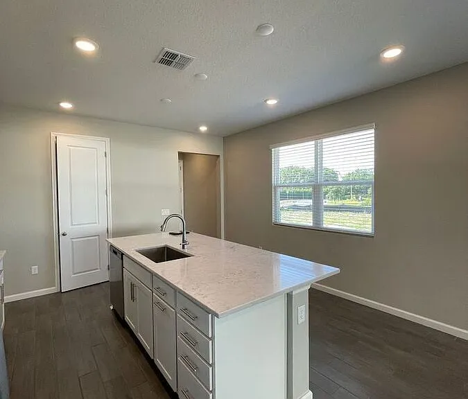 824 Blue Creek Dr — Photo 4