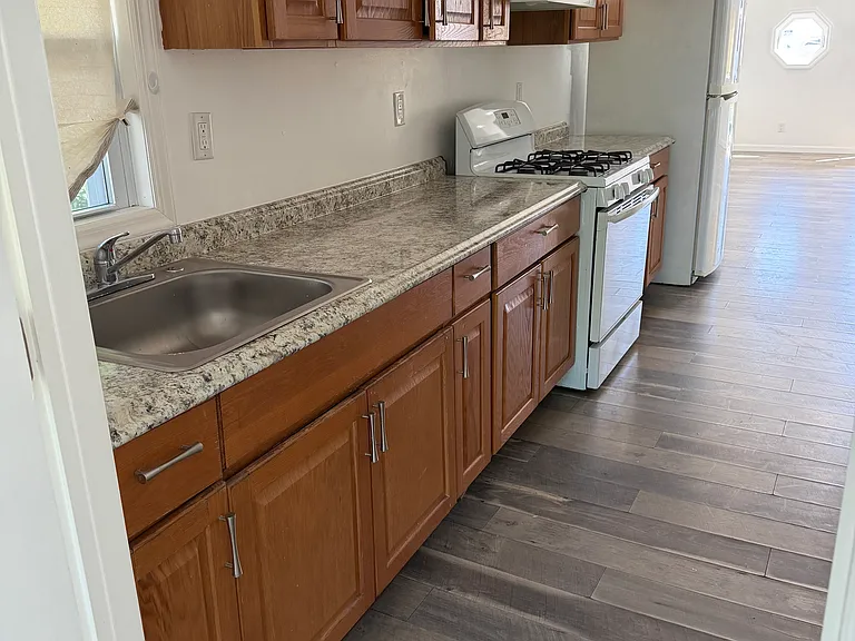 73 Myrtle Ave — Photo 2