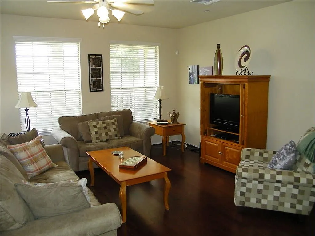 2 bed, 2.5 bath, 1391 sqft, $1,975 — Photo 3