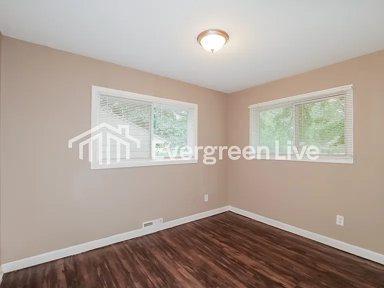 11301 Corrington Ave — Photo 11