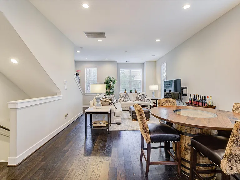 710 Clark St — Photo 16