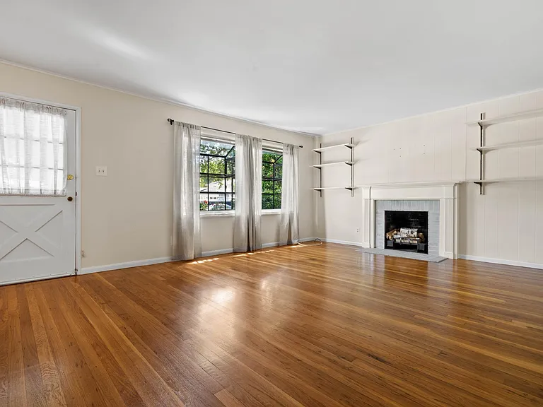415 Bay Rd — Photo 6