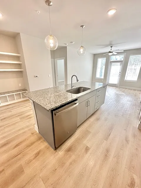 1 bed, 1.0 bath, 725 sqft, $1,049 — Photo 3
