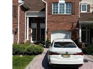2 Schmidt Cir, Watchung, NJ 07069