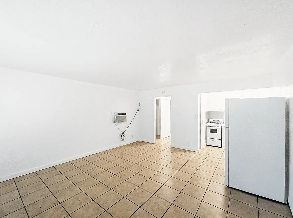Studio, 400 sqft, $899 — Photo 2