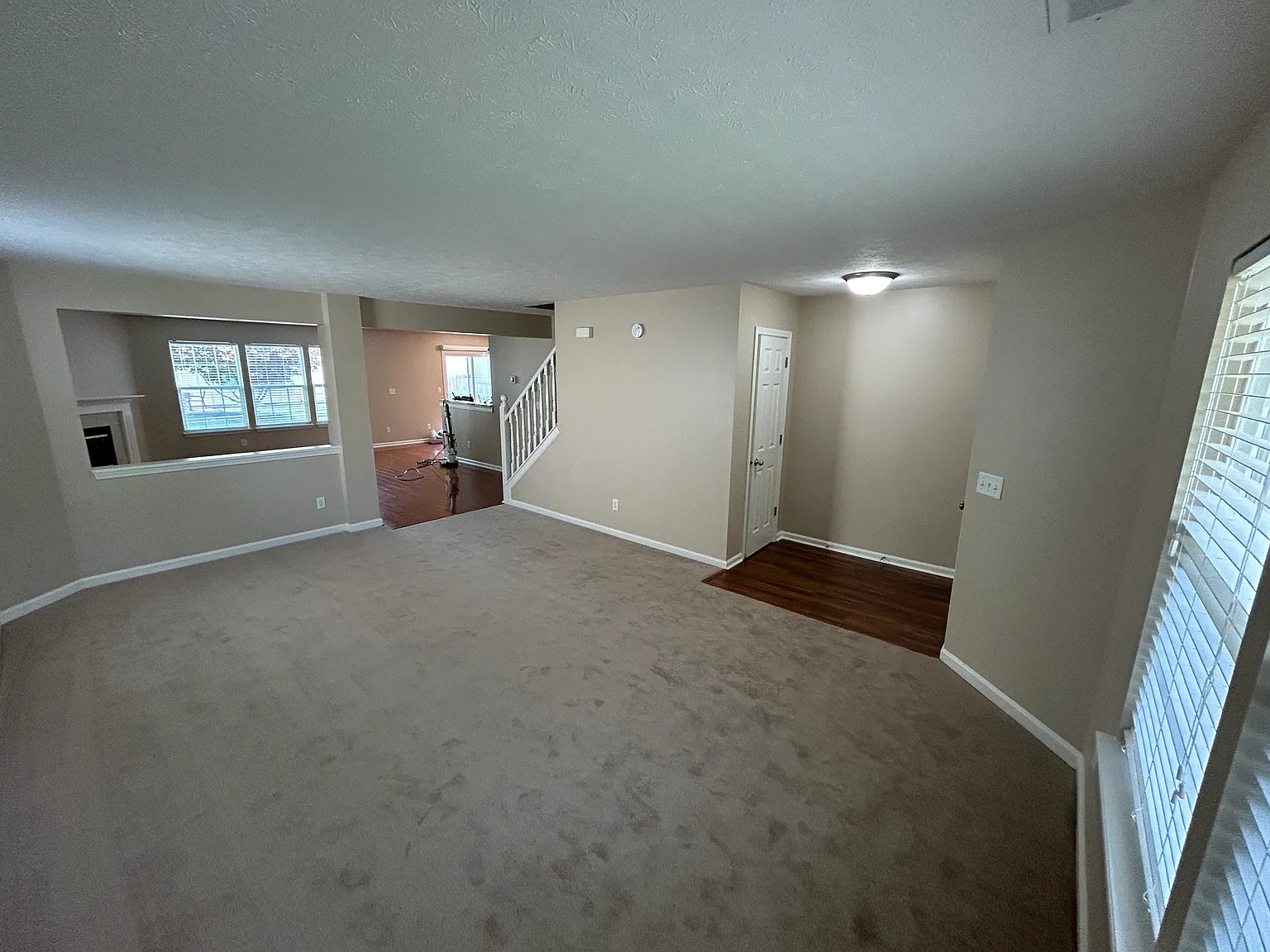 3 bed, 2.5 bath, 2356 sqft, $2,400 — Photo 4
