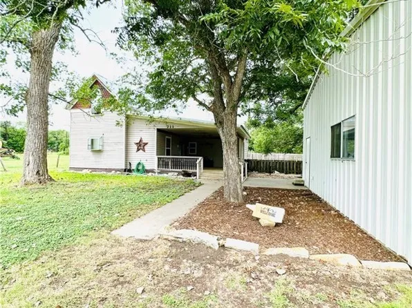 711 S Hackberry St, Moulton, TX 77975