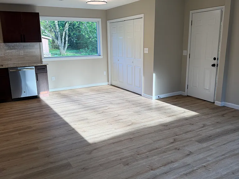 129 Carter Dr — Photo 2