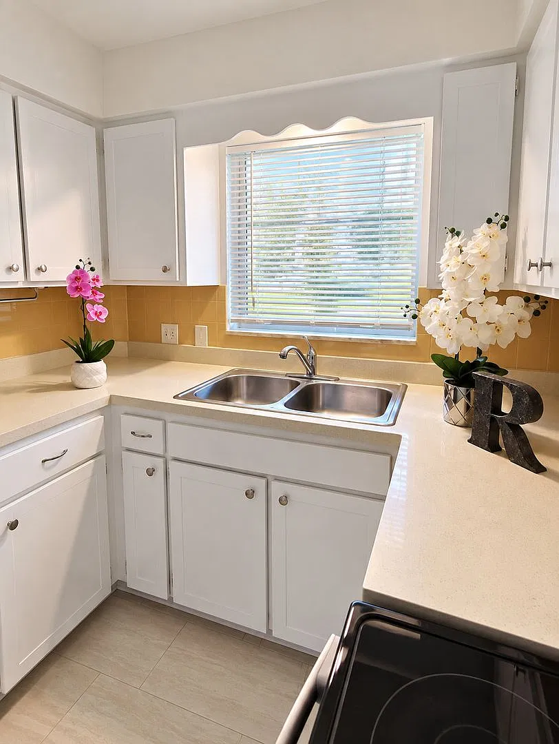 Ground-Floor 1-Bedroom Condo In Convenient St. Petersburg Location — Photo 3