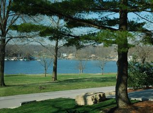 543 Lakeshore Dr E, Lenexa, KS 66217
