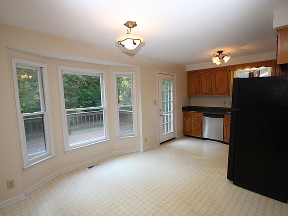 4th image of 170 W Regent Dr