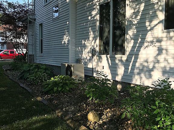 2nd image of 137 E Hull St