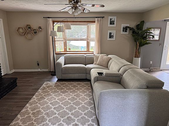 3rd image of 8798 Oak Leaf Dr
