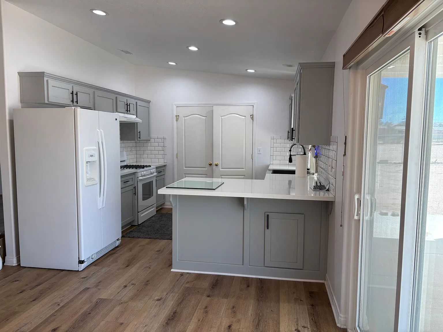 9908 Redwood Ave — Photo 4