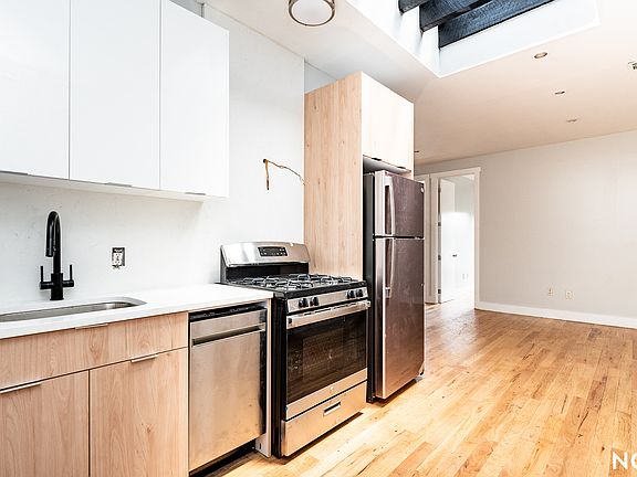 4th image of 301 Quincy St #9