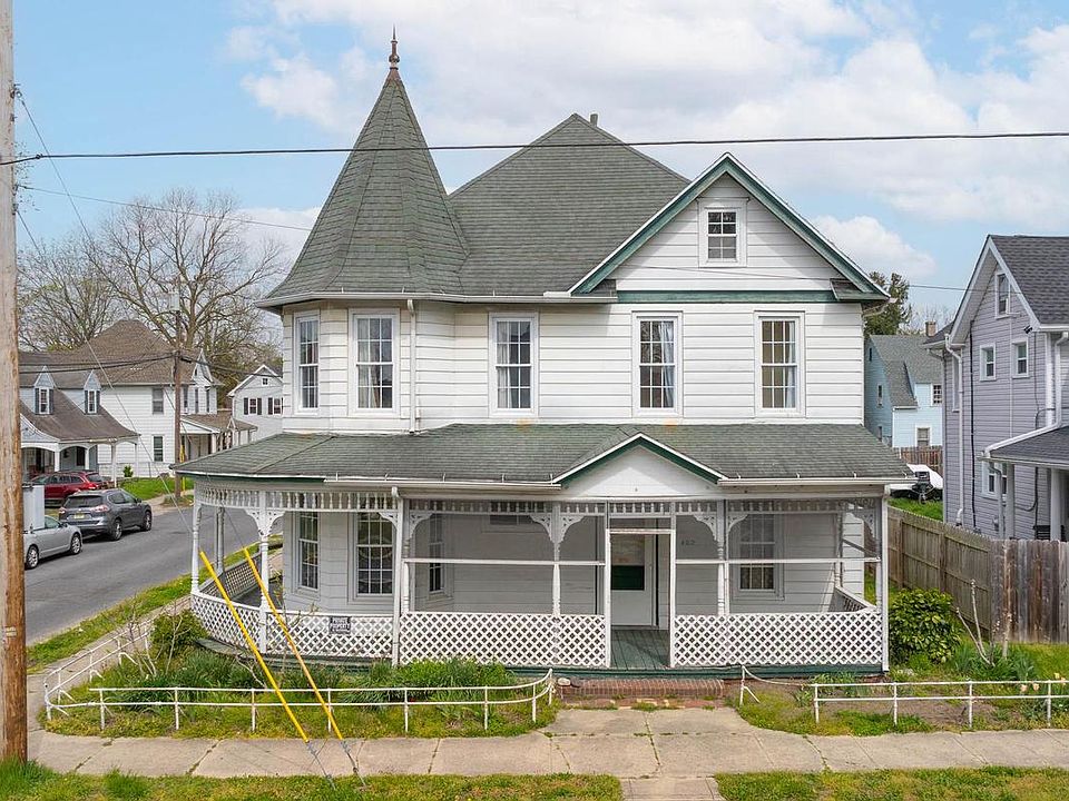 1st image of 402 E Poplar St
