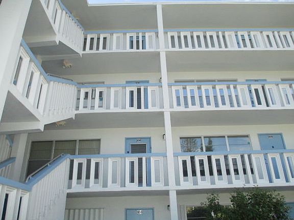 3rd image of 208 Greenbrier Cir
