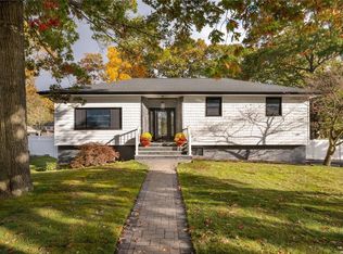 29 Fernwood Dr, Commack, NY 11725