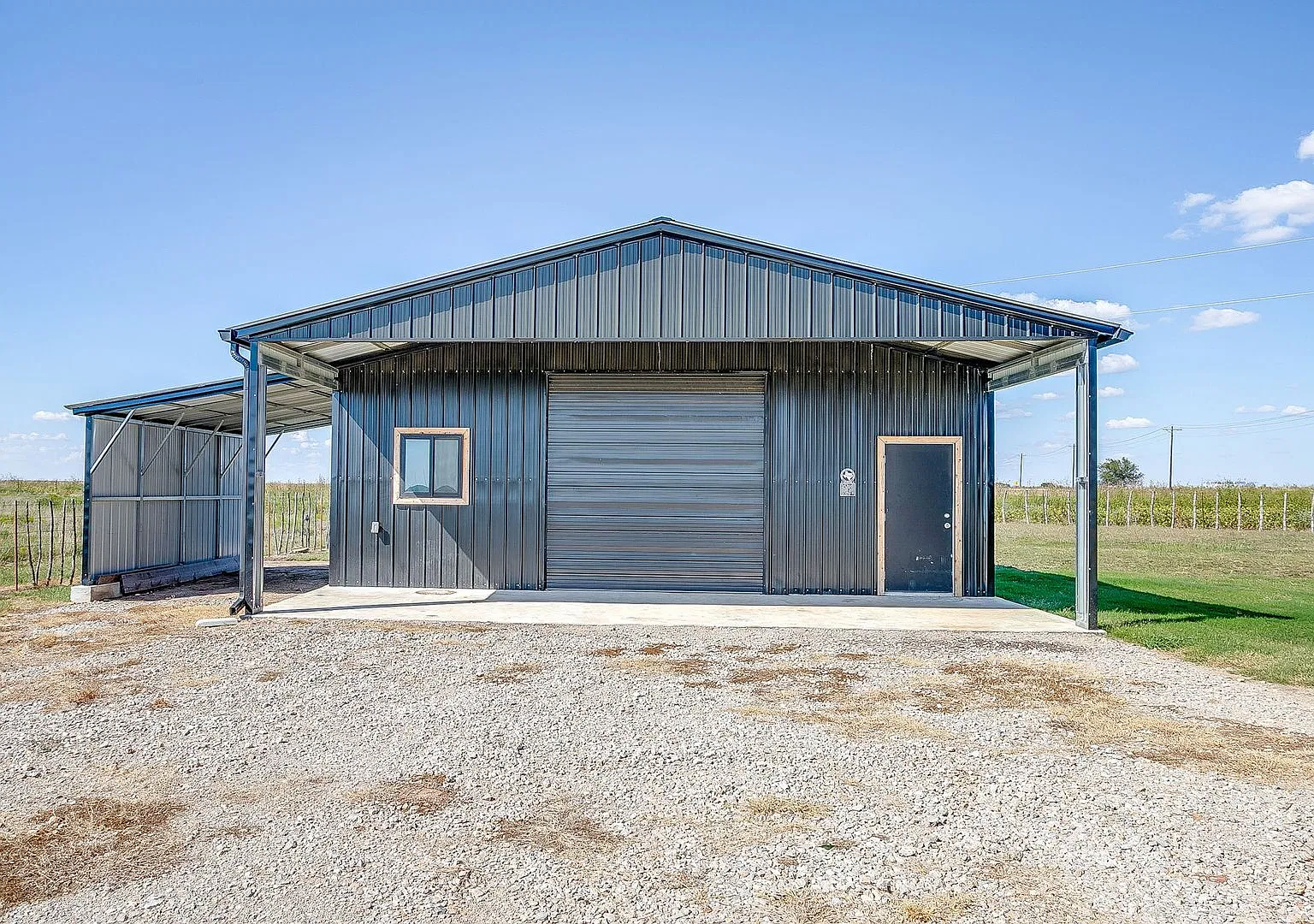 Luxury Barndominium Haven with Workshop, Garage & Covered Parking — Photo 4