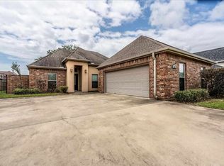 111 Acadian Garden Blvd, Bridge City, TX 77611
