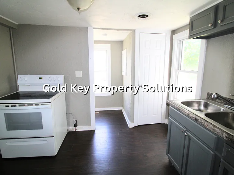 2233 E Lynn Street — Photo 8