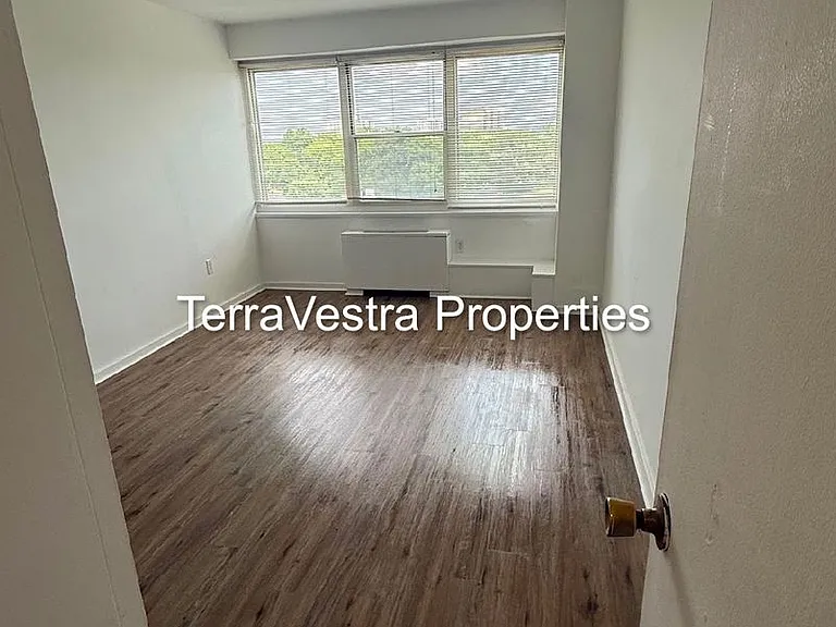 1003 Barclay Towers — Photo 13