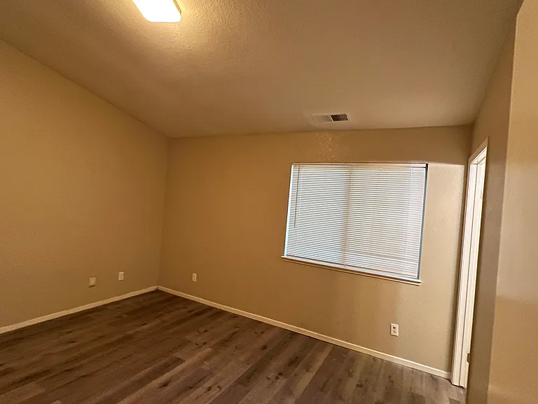 2752 Houston Ave — Photo 11