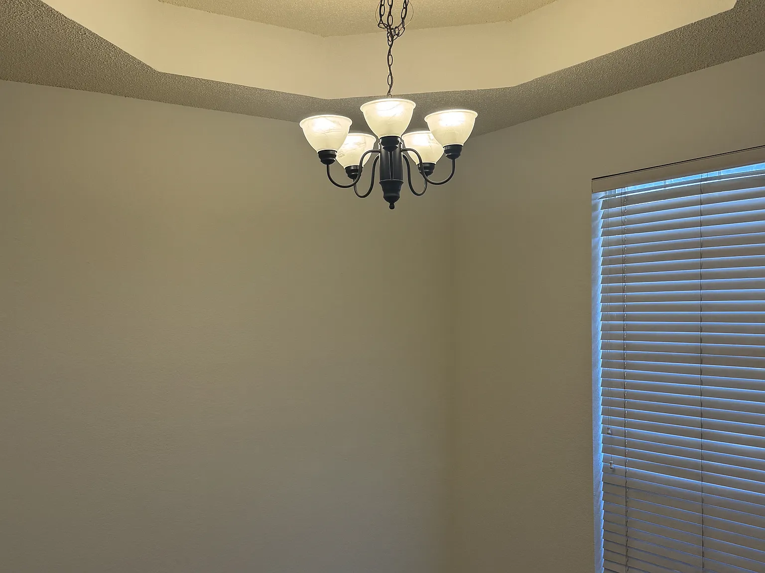 4 bed, 2.5 bath, 2059 sqft, $2,500 — Photo 3