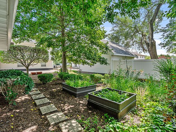 3rd image of 371 Whiteside Dr
