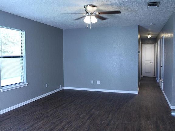 5th image of 309 Briar Cir W