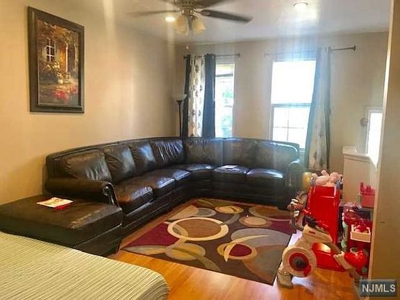 3rd image of 7 Carrington Pl #75