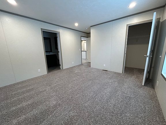 5th image of 437 Darelnor St #158